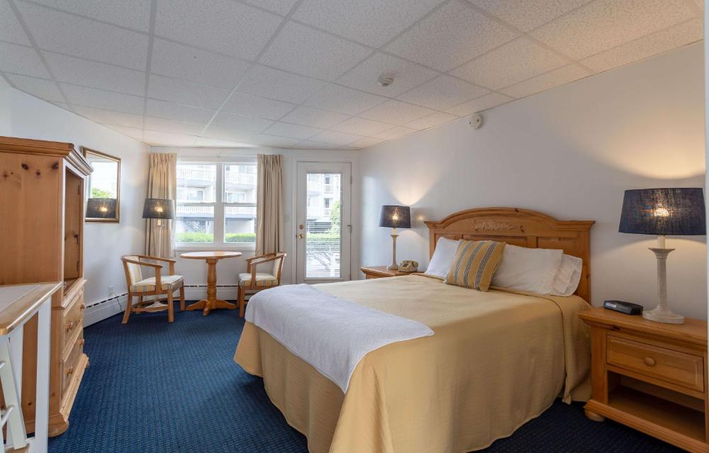 Queen Room with Patio interior